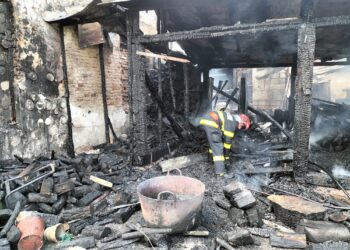 VIDEO Pompierii militari au intervenit cu trei autospeciale de stingere și o autoscară mecanică la un incendiu în cartierul Ițcani