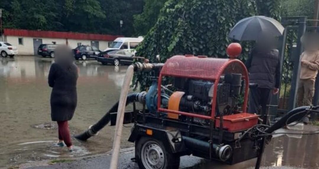 VIDEO Pompierii militari suceveni au intervenit pentru evacuarea apei din mai multe locații inundate din municipiul Suceava
