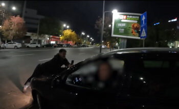 Un individ a fost arestat preventiv pentru tentativă de omor, după ce l-a ”plimbat” pe ”Justițiarul de Berceni” pe capota mașinii, aproape 2 kilometri. Șoferul ar fi pipăit o minoră de 14 ani