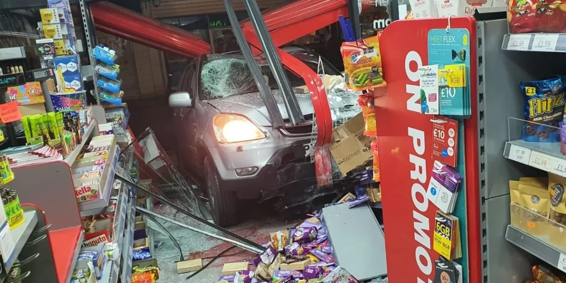 Un individ beat și fără permis s-a oprit în clădirea magazinului Pepco din centrul satului Baia, cu un autoturism înmatriculat în Olanda