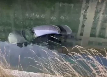 Un bărbat de 69 de ani s-a răsturnat cu un BMW în albia râului Bistrița. Șoferul și doi pasageri au ajuns la spital