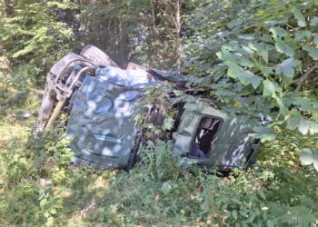 FOTO O mașină s-a răsturnat în afara părții carosabile, pe raza localității Lupcina. O femeie și doi copii au fost transportați la spital