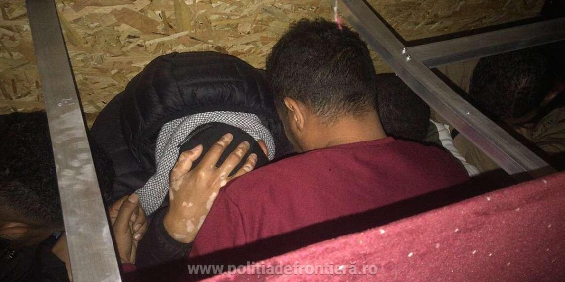 Un traficant de migranți a fost condamnat la închisoare cu suspendare, după ce a ajutat 24 de migranți să treacă fraudulos frontiera din Ucraina în România. Cei mai mulți migranți erau lăsați în Gara Burdujeni