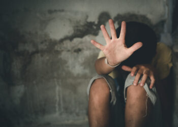 Încă 30 de zile de arest preventiv pentru o dezaxată din Gălănești care și-a obligat fiul în vârstă de 5 ani să-i facă sex oral și și-a forțat fiica în vârstă de 10 ani să o privească în timp ce întreținea relații sexuale cu mai mulți bărbați