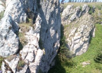 Un motociclist a căzut într-o prăpastie, în încercarea de a escalada o stâncă din zona masivului Rarău