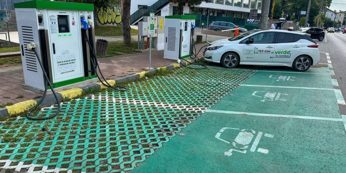 Disponibilitatea a 149 de locuri de parcare cu plată din Suceava poate fi verificată direct de pe telefon. Primăria urmează să mai monteze încă 100 de senzori