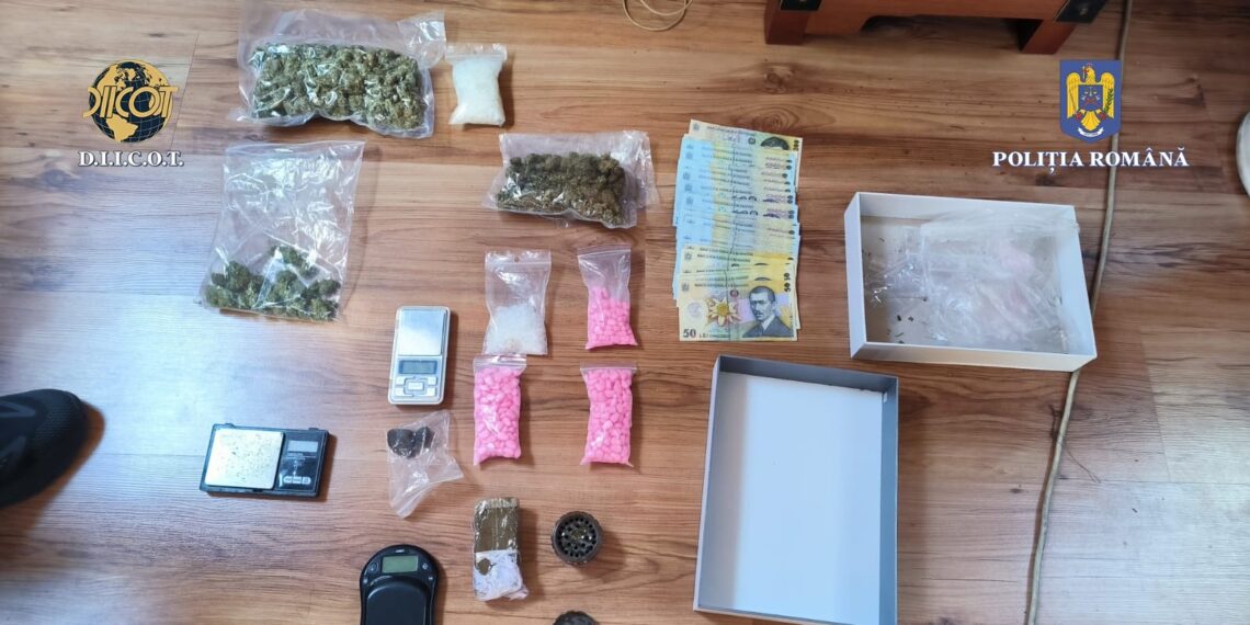 VIDEO Percheziție la domiciliul unui dealer de droguri care îi aproviziona pe participanții de la festivalul Untold. Procurorii l-au lăsat fără peste 450 de comprimate estasy, 160 grame de 3-CMC, 150 de grame de canabis și nu numai