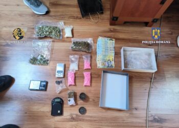 VIDEO Percheziție la domiciliul unui dealer de droguri care îi aproviziona pe participanții de la festivalul Untold. Procurorii l-au lăsat fără peste 450 de comprimate estasy, 160 grame de 3-CMC, 150 de grame de canabis și nu numai