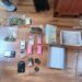 VIDEO Percheziție la domiciliul unui dealer de droguri care îi aproviziona pe participanții de la festivalul Untold. Procurorii l-au lăsat fără peste 450 de comprimate estasy, 160 grame de 3-CMC, 150 de grame de canabis și nu numai