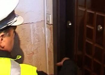 Polițiștii au intrat cu forța într-o locuință de pe strada Jean Bart din Suceava pentru a-l ridica pe un scandalagiu cu afecțiuni psihice. Bărbatul arunca pe geam obiecte din casă