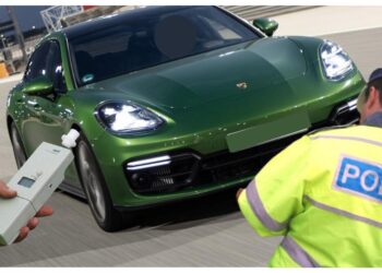 Un individ cherchelit a fost identificat de polițiști în timp ce conducea un Porsche Panamera prin centrul Sucevei