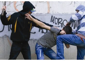 30 de zile de arest preventiv pentru doi tâlhari care l-au bătut pe un bărbat și i-au luat banii. O femeie de etnie rromă a atras-o pe victimă într-un loc retras din Burdujeni, iar inculpații au năpustit asupra bărbatului