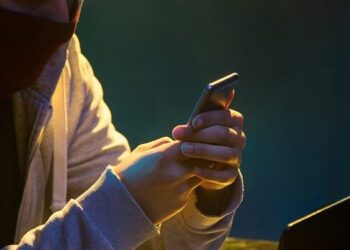 Nouă luni de închisoare cu suspendare pentru un bărbat care și-a terorizat fosta iubită cu mesaje de amenințare cu moartea și cu răspândirea unor imagini indecente, nerespectând ordinul de protecție provizoriu emis împotriva lui: ”Moartă își doresc să te văd/ Eu îți arăt ce pot”