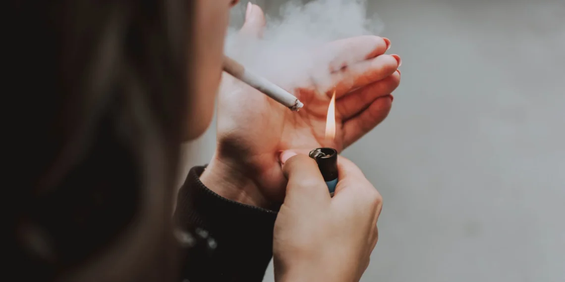Un bărbat și-a luat sora la palme pentru că nu i-a dat o țigară