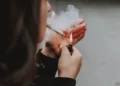 Un bărbat și-a luat sora la palme pentru că nu i-a dat o țigară