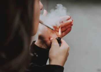 Un bărbat și-a luat sora la palme pentru că nu i-a dat o țigară