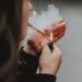 Un bărbat și-a luat sora la palme pentru că nu i-a dat o țigară