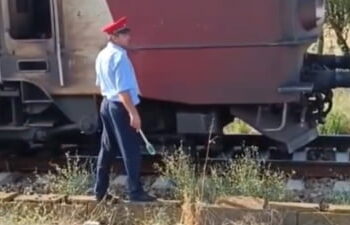 Călătorii dintr-un tren de ”săraci” au fost lăsați ca vitele în câmp, timp de o oră și jumătate, pentru ca locomotiva acestuia să fie cuplată la un tren de ”bogați”