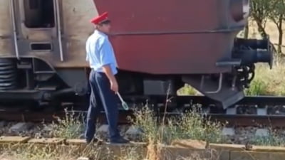 Călătorii dintr-un tren de ”săraci” au fost lăsați ca vitele în câmp, timp de o oră și jumătate, pentru ca locomotiva acestuia să fie cuplată la un tren de ”bogați”