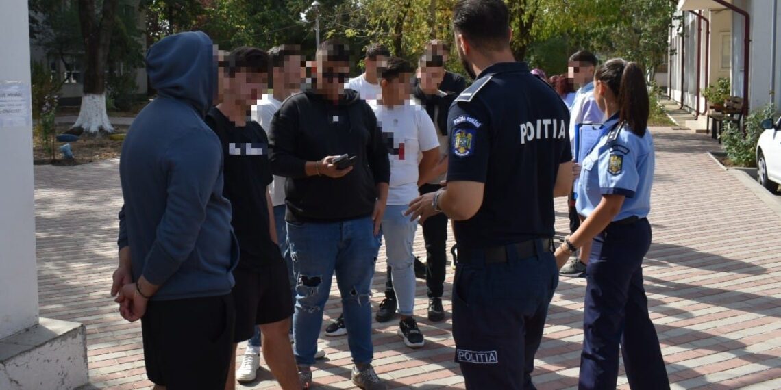FOTO Polițiștii suceveni au legitimat peste 200 de elevi care pierdeau vremea în apropierea unităților de învățământ sau prin crâșme, săli de jocuri și restaurante. Unitățile de învățământ au primit informări scrise despre toți chiulangii
