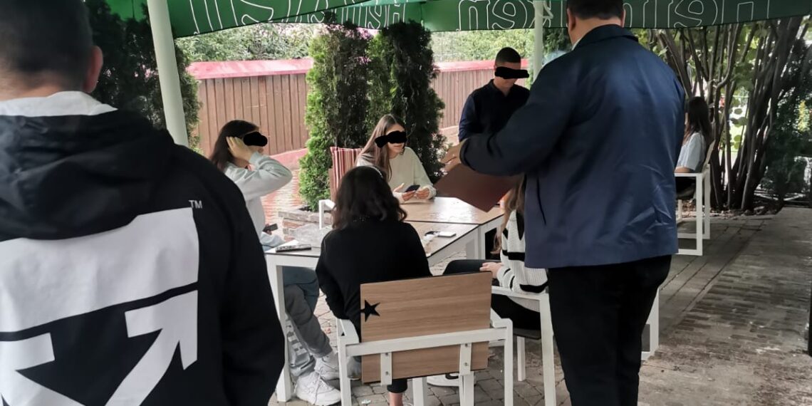 FOTO Polițiștii suceveni au legitimat peste 200 de elevi care pierdeau vremea în apropierea unităților de învățământ sau prin crâșme, săli de jocuri și restaurante. Unitățile de învățământ au primit informări scrise despre toți chiulangii