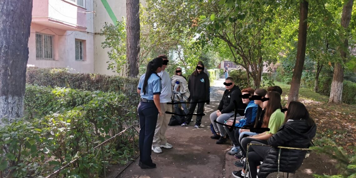 FOTO Polițiștii suceveni au legitimat peste 200 de elevi care pierdeau vremea în apropierea unităților de învățământ sau prin crâșme, săli de jocuri și restaurante. Unitățile de învățământ au primit informări scrise despre toți chiulangii