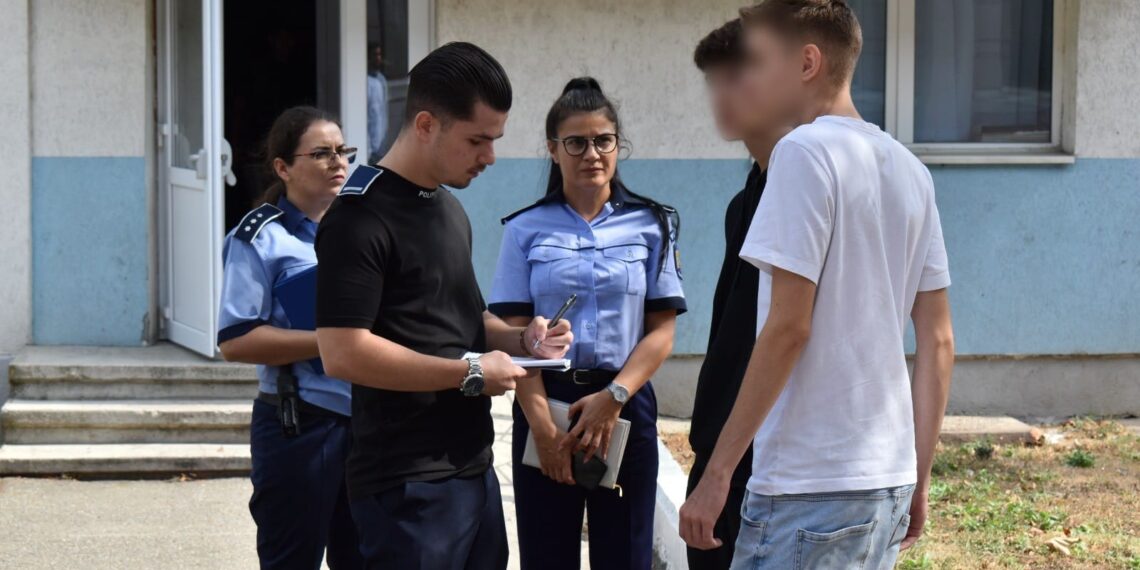 FOTO Polițiștii suceveni au legitimat peste 200 de elevi care pierdeau vremea în apropierea unităților de învățământ sau prin crâșme, săli de jocuri și restaurante. Unitățile de învățământ au primit informări scrise despre toți chiulangii