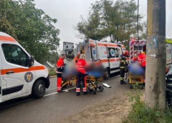 FOTO Grav accident rutier, la ieșire din Suceava spre Adâncata. Cadrele medicale și paramedicii resuscitează două persoane
