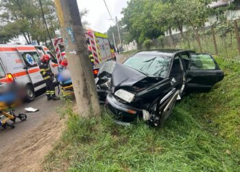 FOTO Grav accident rutier, la ieșire din Suceava spre Adâncata. Cadrele medicale și paramedicii resuscitează două persoane