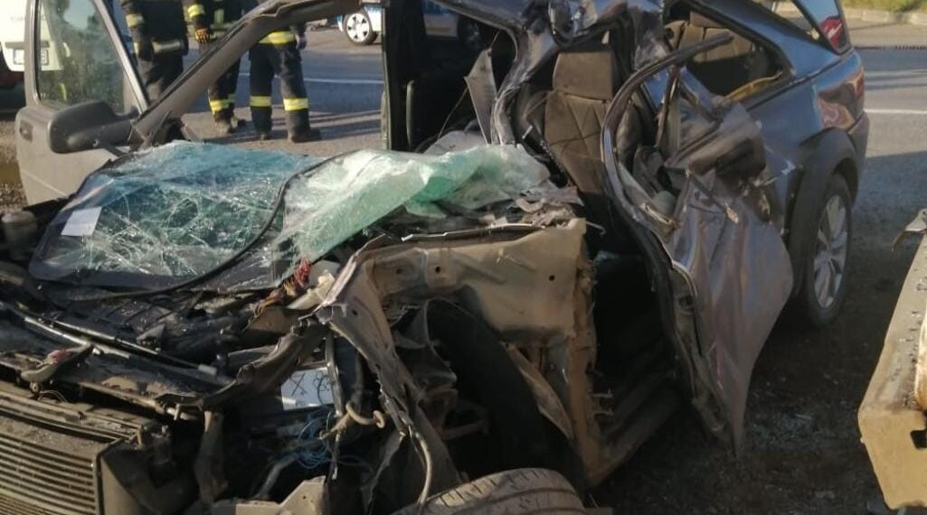 FOTO Un bărbat din Neamț a murit, după ce s-a izbit cu mașina în remorca unui camion parcat pe raza localității Drăgușeni