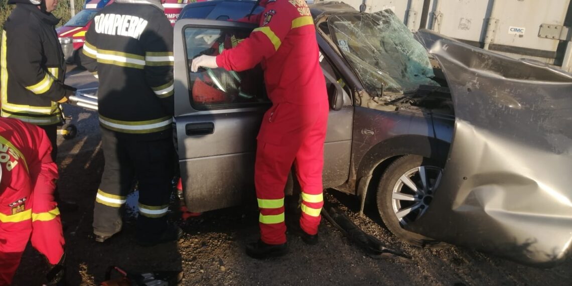 FOTO Un bărbat din Neamț a murit, după ce s-a izbit cu mașina în remorca unui camion parcat pe raza localității Drăgușeni