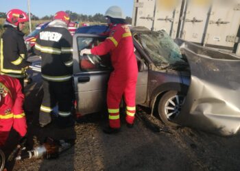 FOTO Un bărbat din Neamț a murit, după ce s-a izbit cu mașina în remorca unui camion parcat pe raza localității Drăgușeni