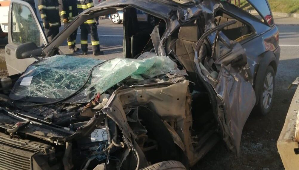 FOTO Un bărbat din Neamț a murit, după ce s-a izbit cu mașina în remorca unui camion parcat pe raza localității Drăgușeni