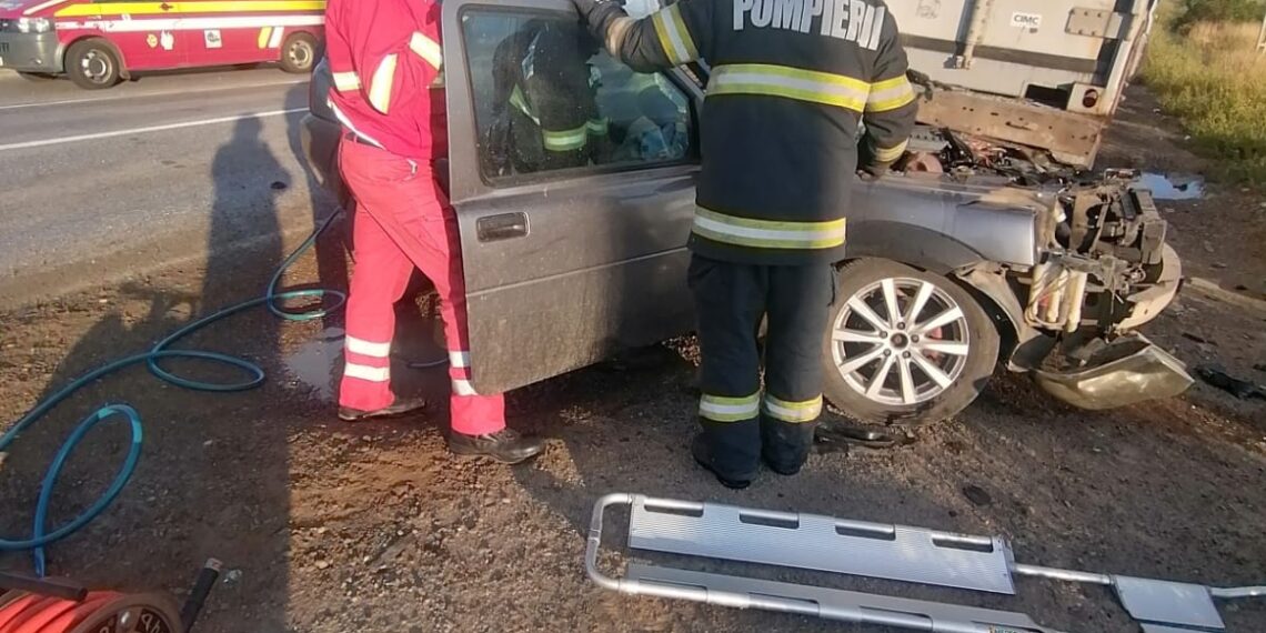 FOTO Un bărbat din Neamț a murit, după ce s-a izbit cu mașina în remorca unui camion parcat pe raza localității Drăgușeni