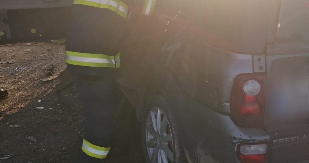 FOTO Un bărbat din Neamț a murit, după ce s-a izbit cu mașina în remorca unui camion parcat pe raza localității Drăgușeni
