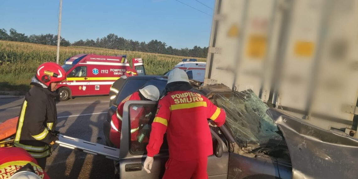 FOTO Un bărbat din Neamț a murit, după ce s-a izbit cu mașina în remorca unui camion parcat pe raza localității Drăgușeni