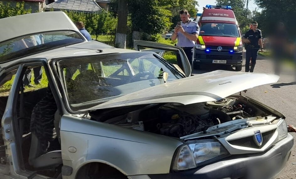 FOTO Accident rutier pe raza localității Frătăuții Vechi, între două autoturisme. Două persoane au fost transportate la spital