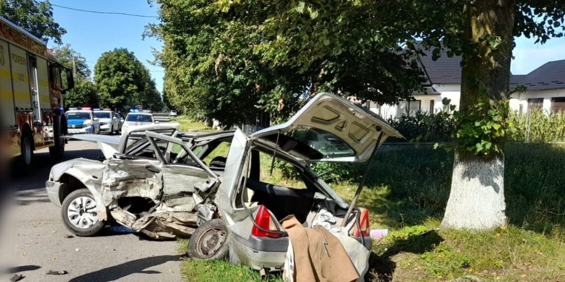 FOTO Accident rutier pe raza localității Frătăuții Vechi, între două autoturisme. Două persoane au fost transportate la spital
