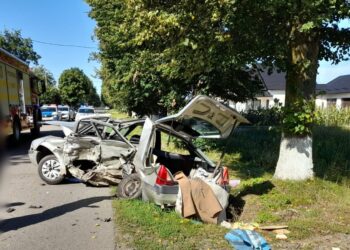 FOTO Accident rutier pe raza localității Frătăuții Vechi, între două autoturisme. Două persoane au fost transportate la spital