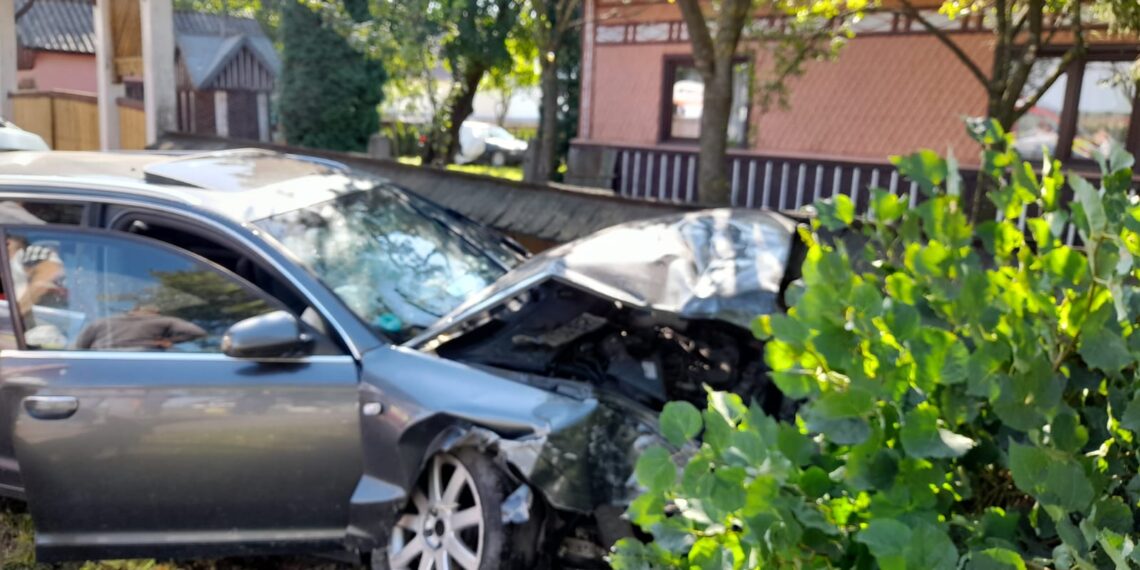 FOTO Accident rutier pe raza localității Frătăuții Vechi, între două autoturisme. Două persoane au fost transportate la spital