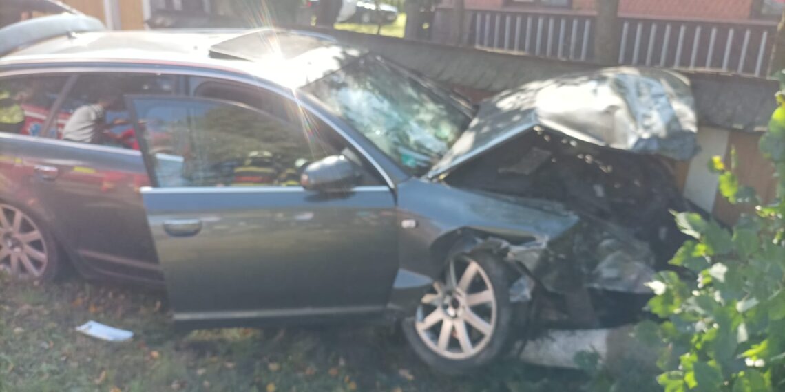 FOTO Accident rutier pe raza localității Frătăuții Vechi, între două autoturisme. Două persoane au fost transportate la spital