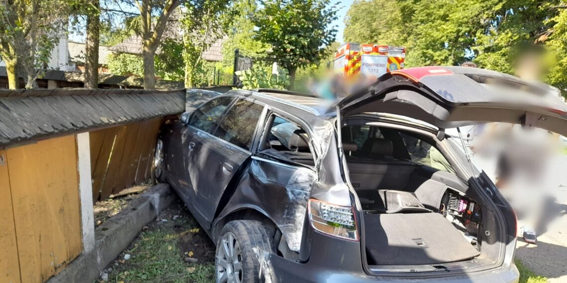 FOTO Accident rutier pe raza localității Frătăuții Vechi, între două autoturisme. Două persoane au fost transportate la spital