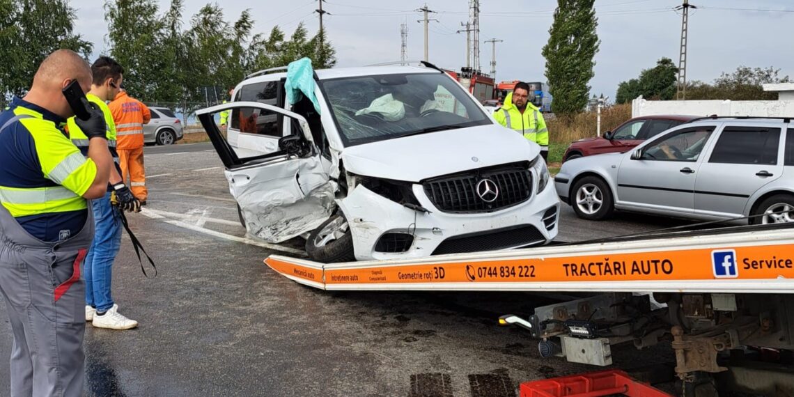 FOTO O șoferiță a ajuns la spital, după ce a încercat să taie calea unei autoutilitare încărcată cu motorină, pe raza localității Spătărești