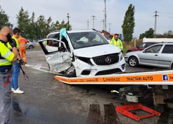 FOTO O șoferiță a ajuns la spital, după ce a încercat să taie calea unei autoutilitare încărcată cu motorină, pe raza localității Spătărești