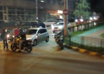 FOTO Un motociclist botoșănean a fost lovit de o șoferiță care nu i-a acordat prioritate, în zona Primăriei Municipiului Suceava