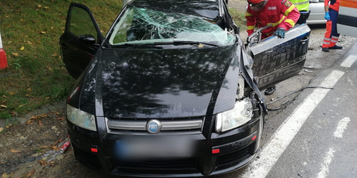 FOTO Accident rutier între un autoturism și un camion, la ieșire din Suceava spre Adâncata. O tânără de 25 de ani a fost transportată la spital