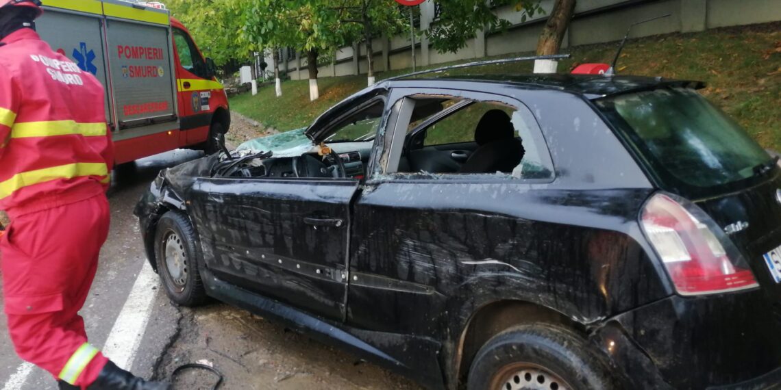 FOTO Accident rutier între un autoturism și un camion, la ieșire din Suceava spre Adâncata. O tânără de 25 de ani a fost transportată la spital