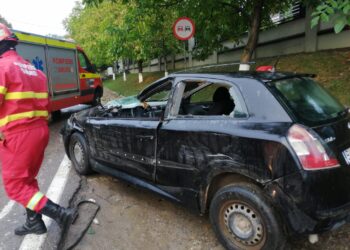 FOTO Accident rutier între un autoturism și un camion, la ieșire din Suceava spre Adâncata. O tânără de 25 de ani a fost transportată la spital