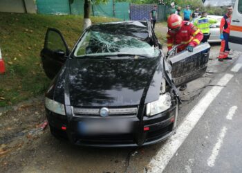 FOTO Accident rutier între un autoturism și un camion, la ieșire din Suceava spre Adâncata. O tânără de 25 de ani a fost transportată la spital