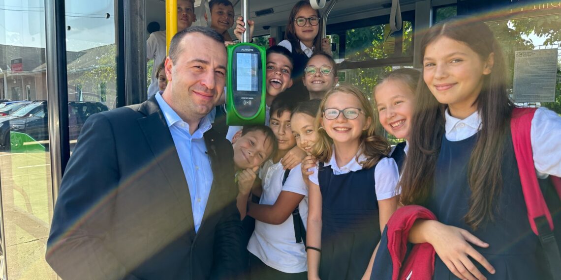 Elevii Liceului Natanael din Ițcani beneficiază de unul dintre autobuzele dedicate transportului elevilor. Lucian Harșovschi: ”Transportul elevilor este gratuit pe perioada anului școlar”